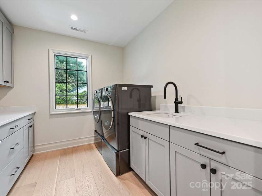 2700 Wintergreen Drive, Charlotte, NC 28211.  MLS# CAR4286133, YatesRealty ID 33298. Laundry Room