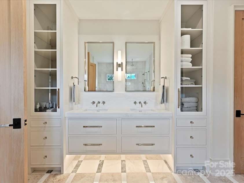 2700 Wintergreen Drive, Charlotte, NC 28211.  MLS# CAR4286133, YatesRealty ID 33298. Primary Bathroom