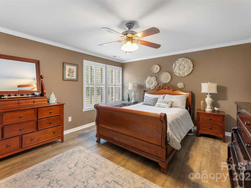 370 Battery Circle, Clover, SC 29710.  MLS# CAR4309546, YatesRealty ID 333. Spacious primary suite with walk-in closet with custom shelving,plantation shutters, ceiling molding and LVP flooring. NO carpet!