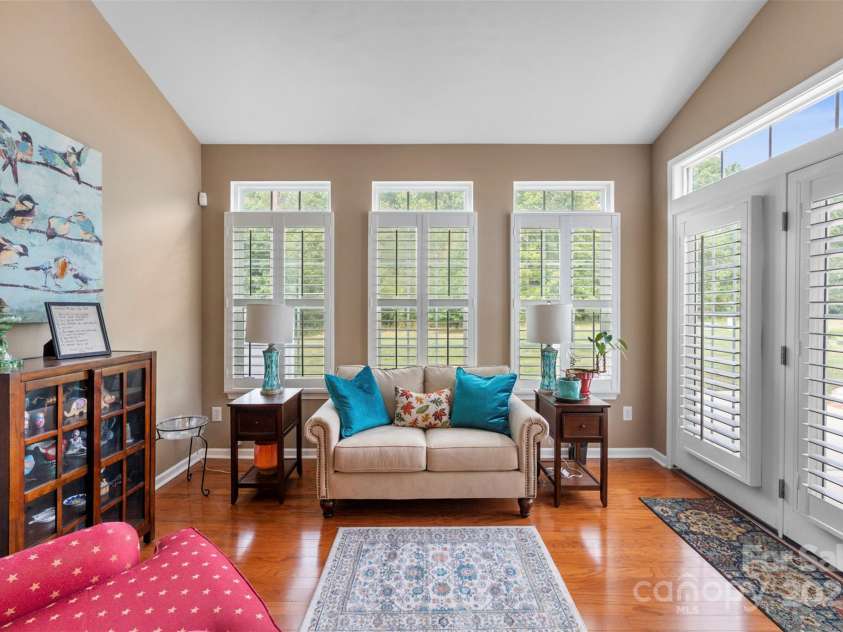 370 Battery Circle, Clover, SC 29710.  MLS# CAR4309546, YatesRealty ID 333. Sunroom or sitting area for relaxing and/or reading a book. Lots of natural lighting with transom windows.