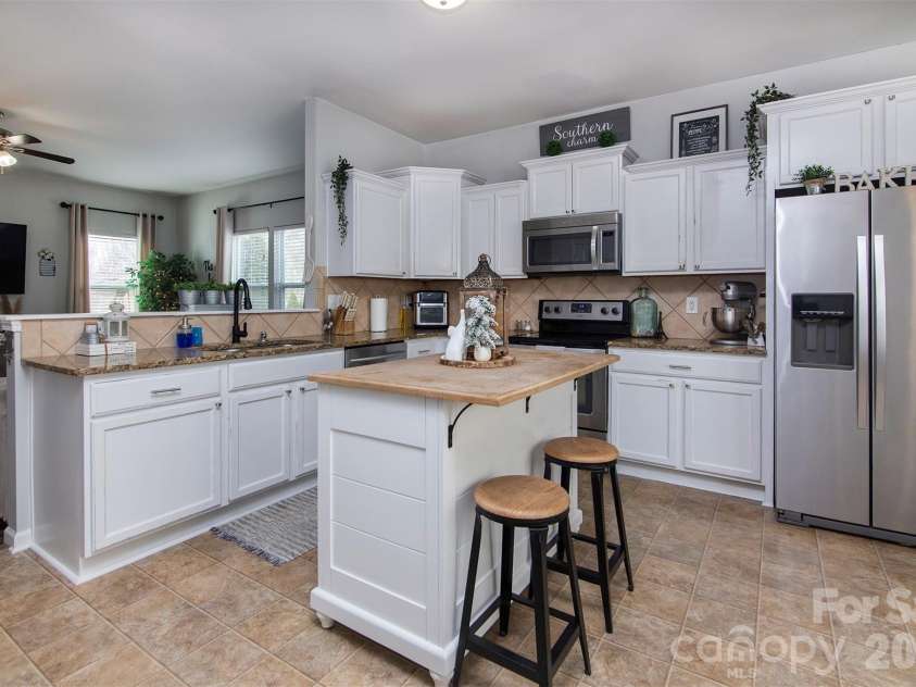 12848 Clydesdale Drive, Midland, NC 28107.  MLS# CAR4340099, YatesRealty ID 3330. Kitchen
