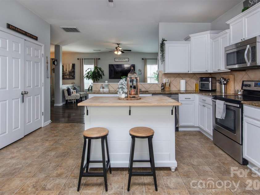 12848 Clydesdale Drive, Midland, NC 28107.  MLS# CAR4340099, YatesRealty ID 3330. Kitchen