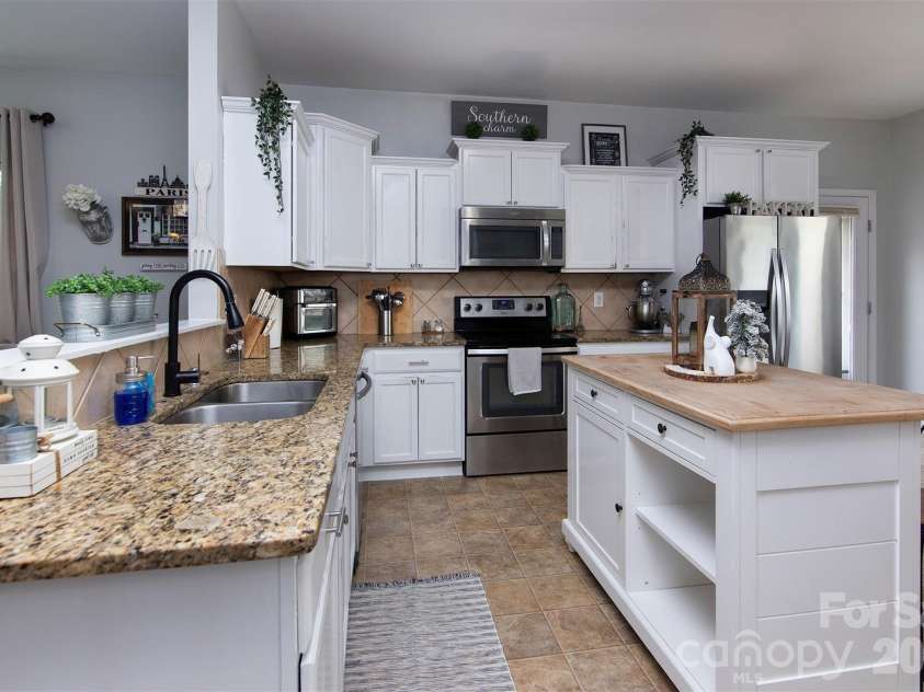 12848 Clydesdale Drive, Midland, NC 28107.  MLS# CAR4340099, YatesRealty ID 3330. Kitchen