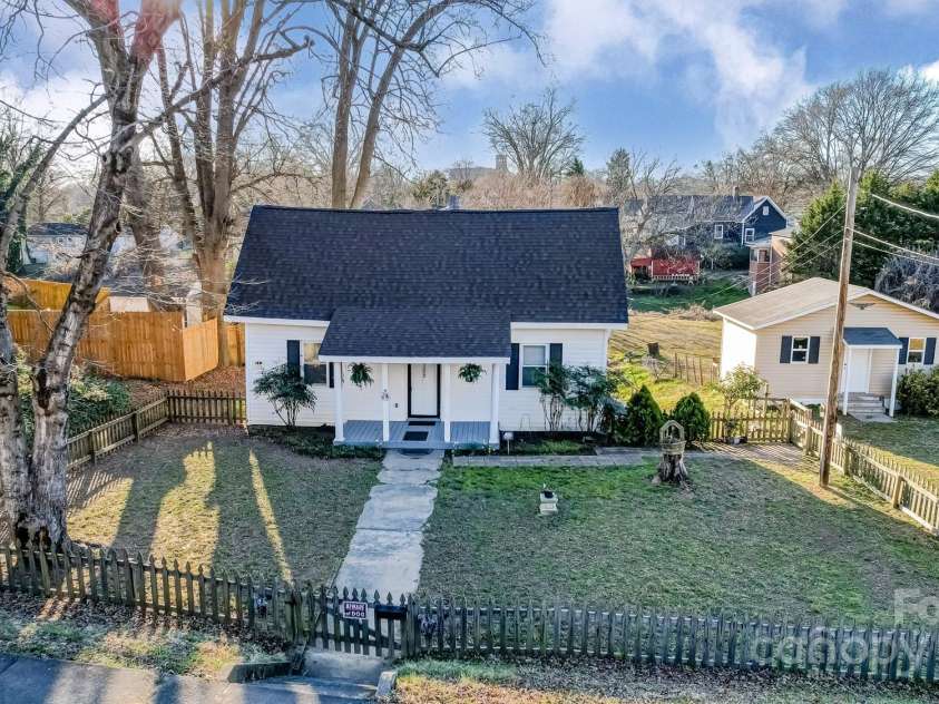 305 Clay Street, Gastonia, NC 28052.  MLS# CAR4223608, YatesRealty ID 3330. 