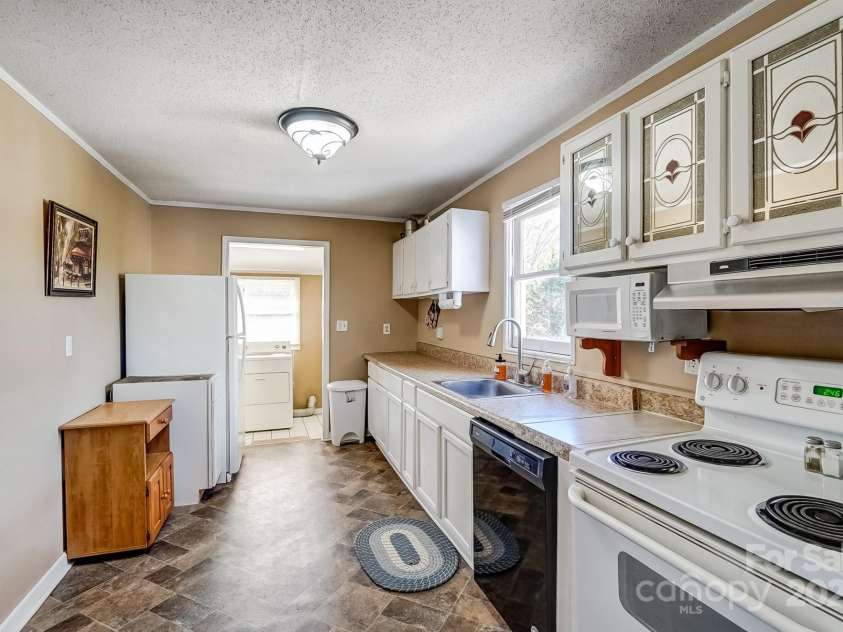 305 Clay Street, Gastonia, NC 28052.  MLS# CAR4223608, YatesRealty ID 3330. 