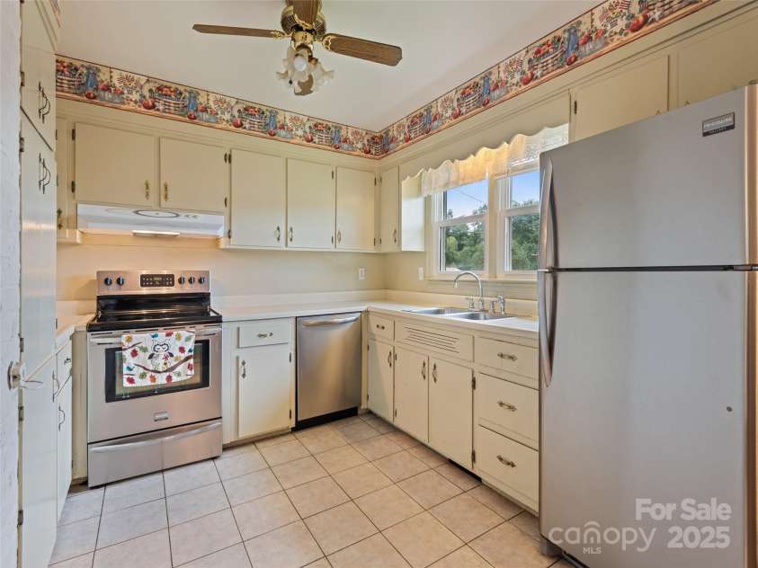 241 Grandview Circle, Waynesville, NC 28786.  MLS# CAR4291843, YatesRealty ID 33300. 