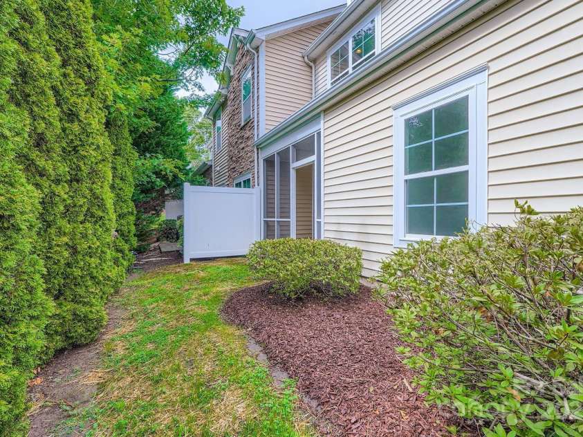 6316 Cory Bret Lane, Charlotte, NC 28278.  MLS# CAR4286668, YatesRealty ID 33301. 