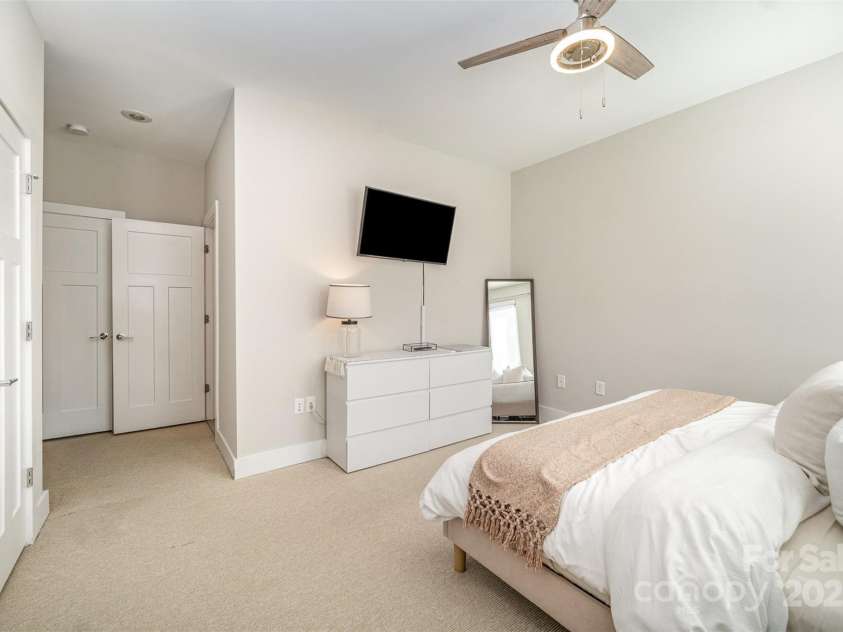 3621 Vallette Court, Charlotte, NC 28203.  MLS# CAR4291648, YatesRealty ID 33302. 