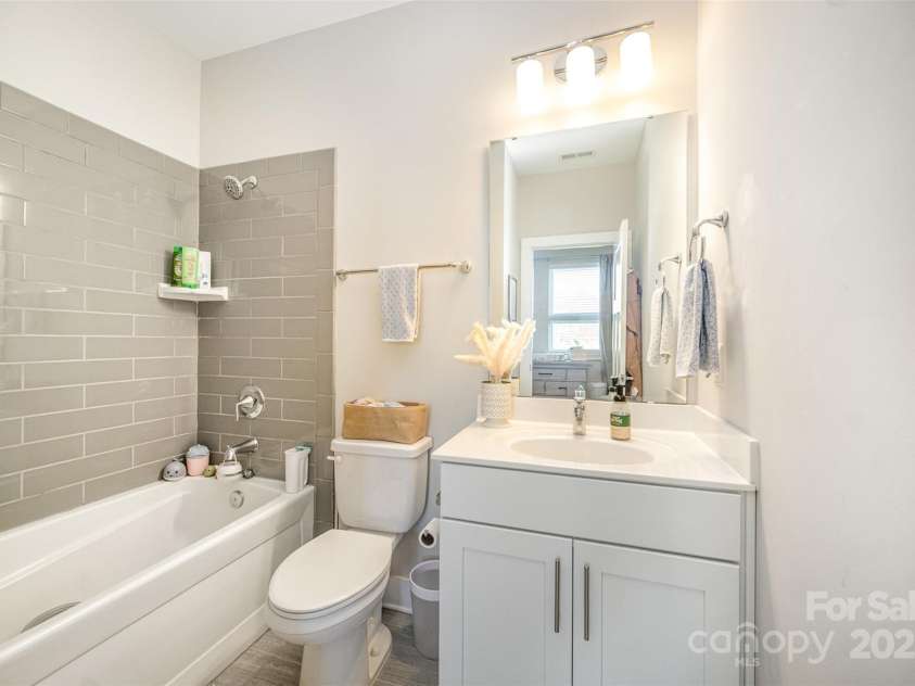 3621 Vallette Court, Charlotte, NC 28203.  MLS# CAR4291648, YatesRealty ID 33302. 