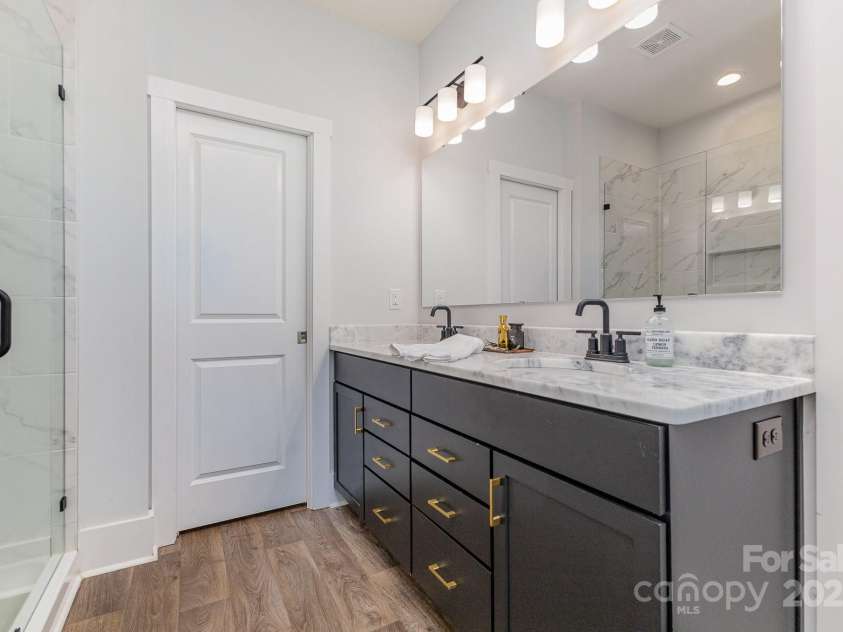 179 Canada Drive, Statesville, NC 28677.  MLS# CAR4281918, YatesRealty ID 33306. Primary bath