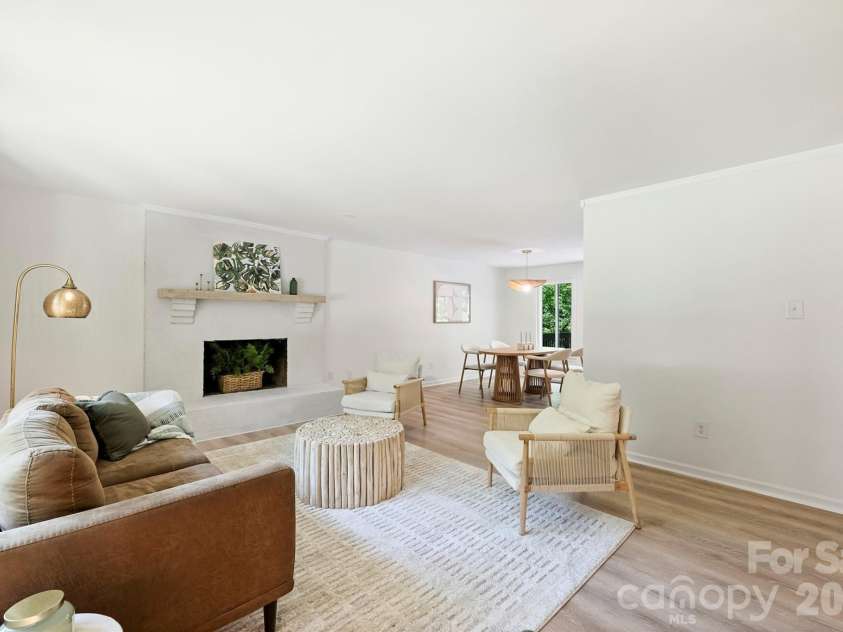 7323 Rollingridge Drive, Charlotte, NC 28211.  MLS# CAR4396254, YatesRealty ID 33306. Family Room