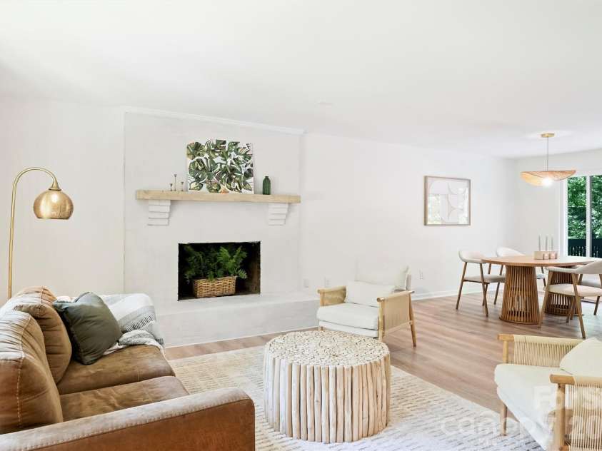 7323 Rollingridge Drive, Charlotte, NC 28211.  MLS# CAR4396254, YatesRealty ID 33306. Family Room