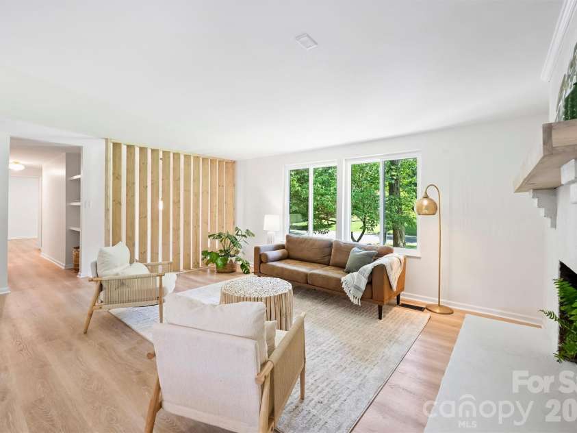 7323 Rollingridge Drive, Charlotte, NC 28211.  MLS# CAR4396254, YatesRealty ID 33306. Family Room