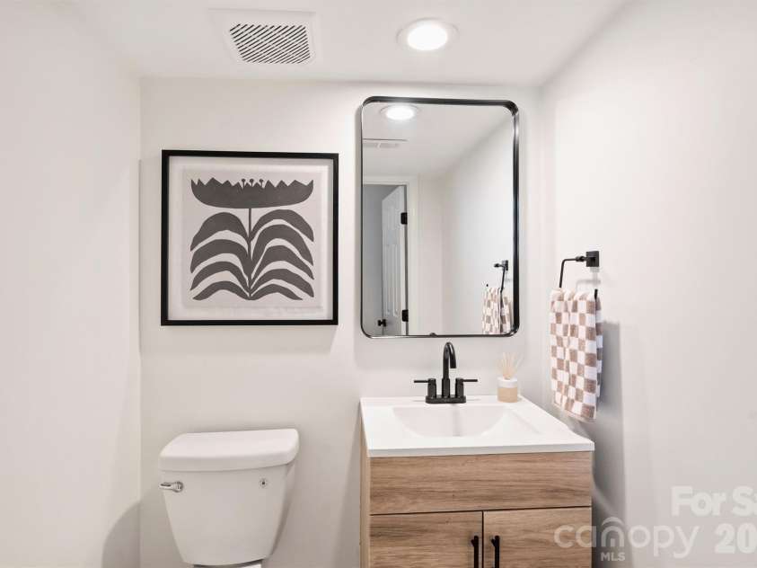 7323 Rollingridge Drive, Charlotte, NC 28211.  MLS# CAR4396254, YatesRealty ID 33306. Half bath on lower level.