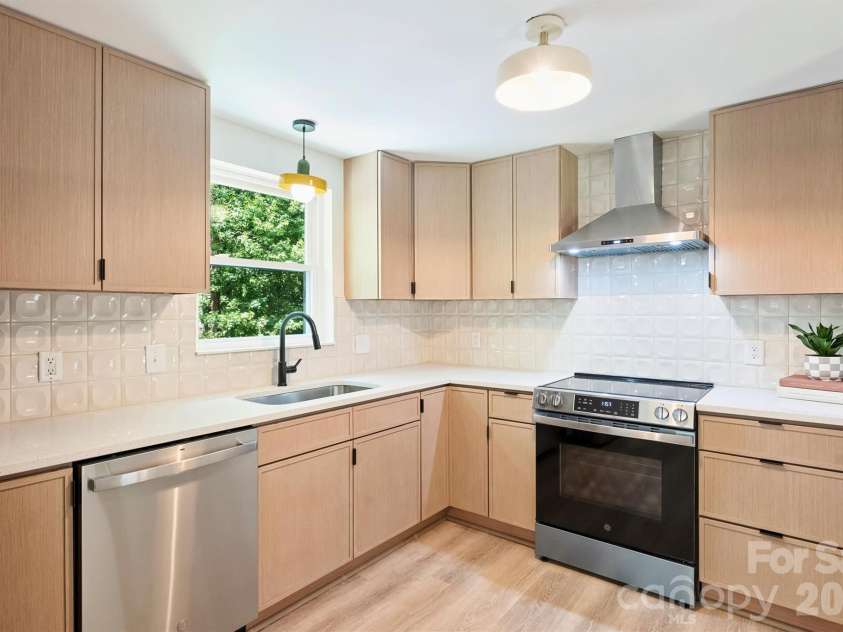 7323 Rollingridge Drive, Charlotte, NC 28211.  MLS# CAR4396254, YatesRealty ID 33306. Kitchen
