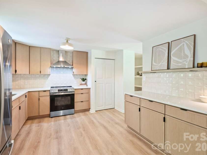 7323 Rollingridge Drive, Charlotte, NC 28211.  MLS# CAR4396254, YatesRealty ID 33306. Kitchen