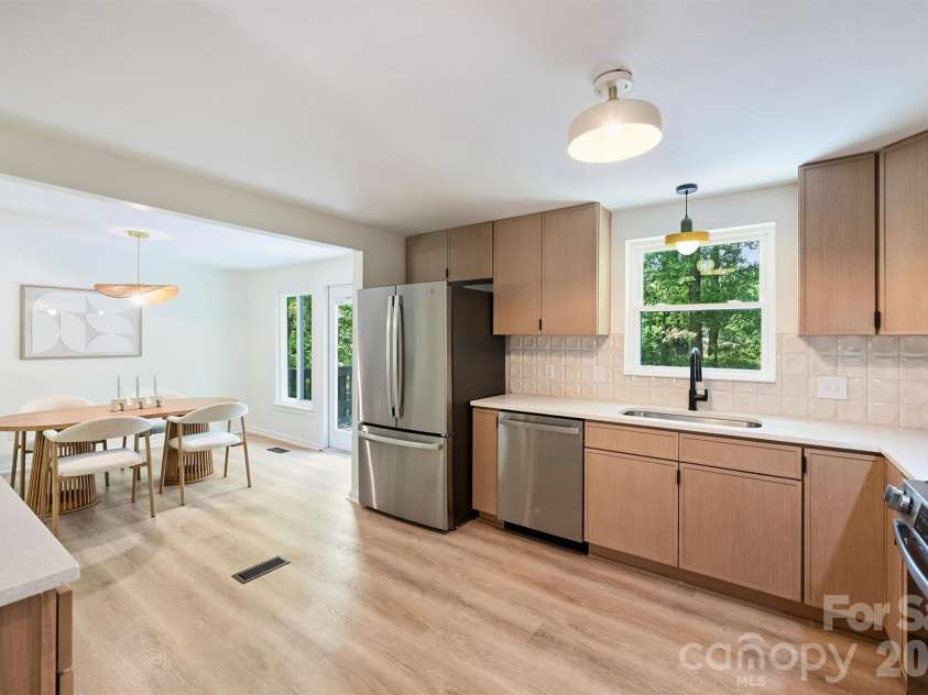 7323 Rollingridge Drive, Charlotte, NC 28211.  MLS# CAR4396254, YatesRealty ID 33306. Kitchen