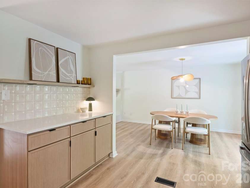 7323 Rollingridge Drive, Charlotte, NC 28211.  MLS# CAR4396254, YatesRealty ID 33306. Kitchen