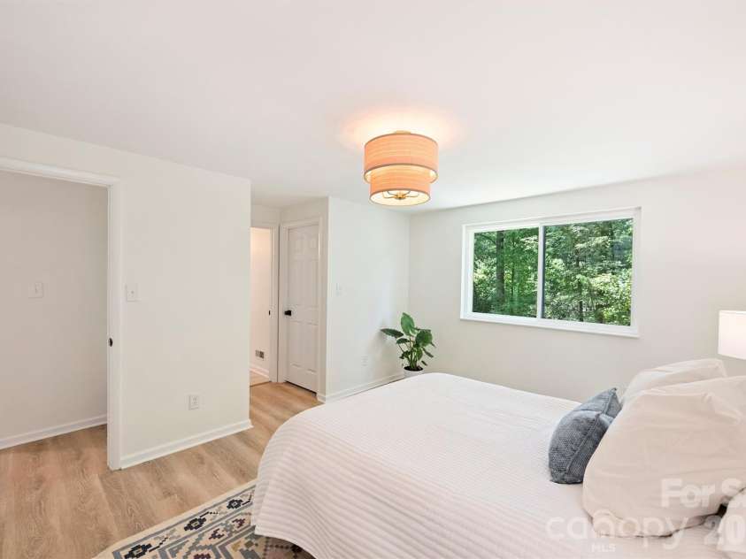 7323 Rollingridge Drive, Charlotte, NC 28211.  MLS# CAR4396254, YatesRealty ID 33306. Primary Bedroom
