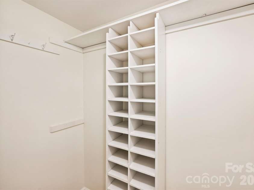 7323 Rollingridge Drive, Charlotte, NC 28211.  MLS# CAR4396254, YatesRealty ID 33306. Primary Walkin-In Closet
