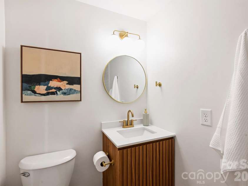 7323 Rollingridge Drive, Charlotte, NC 28211.  MLS# CAR4396254, YatesRealty ID 33306. Second Full Bath