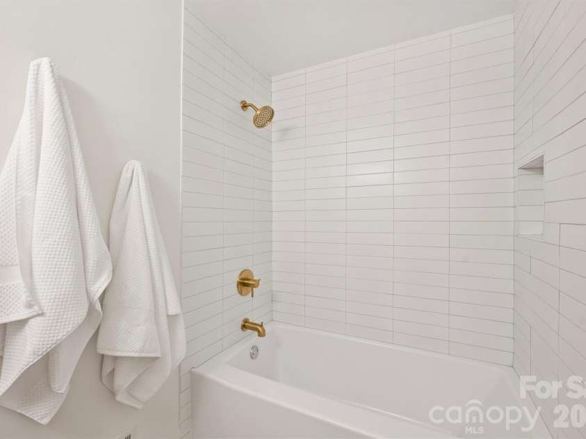 7323 Rollingridge Drive, Charlotte, NC 28211.  MLS# CAR4396254, YatesRealty ID 33306. Secondary Full Bath