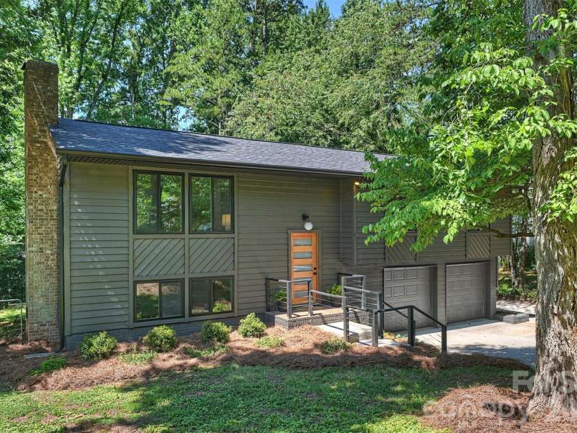 7323 Rollingridge Drive, Charlotte, NC 28211.  MLS# CAR4396254, YatesRealty ID 33306. This modern masterpiece off Sardis Road is a complete showstopper, offering a fresh, designer-led transformation in the sought-after Waverly Hall / Stonehaven area.