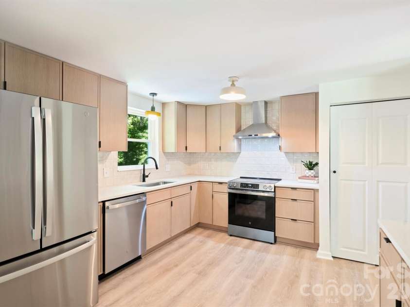 7323 Rollingridge Drive, Charlotte, NC 28211.  MLS# CAR4427779, YatesRealty ID 33306. 