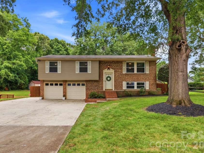 716 Regency Drive, Charlotte, NC 28211.  MLS# CAR4396027, YatesRealty ID 33307. 