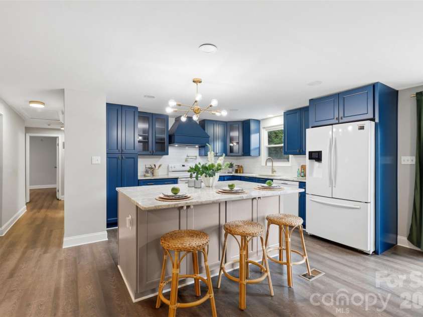 716 Regency Drive, Charlotte, NC 28211.  MLS# CAR4396027, YatesRealty ID 33307. 
