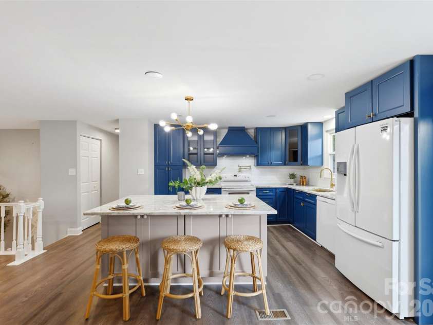 716 Regency Drive, Charlotte, NC 28211.  MLS# CAR4396027, YatesRealty ID 33307. 