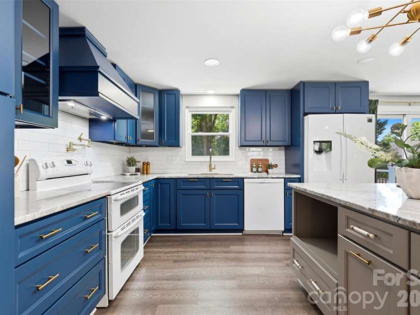 716 Regency Drive, Charlotte, NC 28211.  MLS# CAR4396027, YatesRealty ID 33307. 