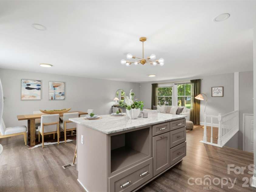 716 Regency Drive, Charlotte, NC 28211.  MLS# CAR4396027, YatesRealty ID 33307. 