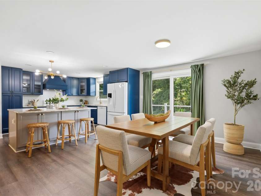 716 Regency Drive, Charlotte, NC 28211.  MLS# CAR4396027, YatesRealty ID 33307. 