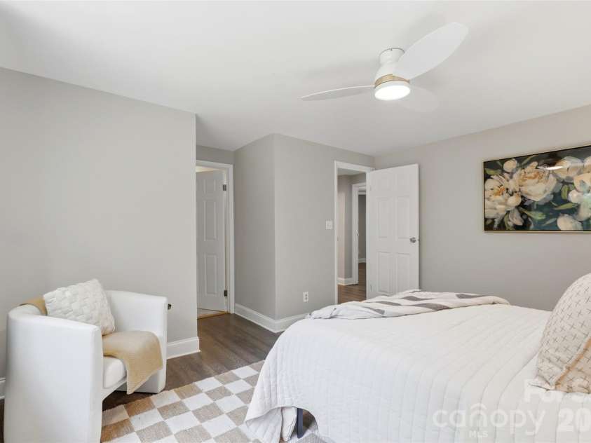 716 Regency Drive, Charlotte, NC 28211.  MLS# CAR4396027, YatesRealty ID 33307. 