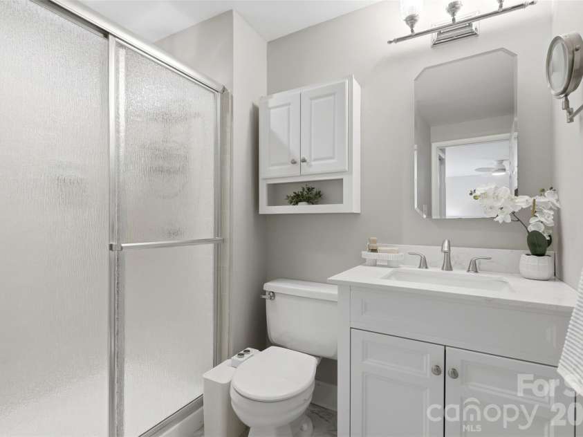 716 Regency Drive, Charlotte, NC 28211.  MLS# CAR4396027, YatesRealty ID 33307. 