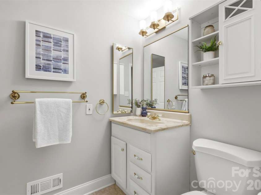 716 Regency Drive, Charlotte, NC 28211.  MLS# CAR4396027, YatesRealty ID 33307. 
