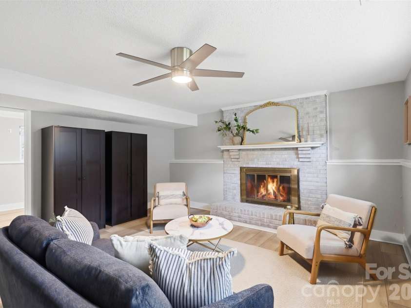 716 Regency Drive, Charlotte, NC 28211.  MLS# CAR4396027, YatesRealty ID 33307. 