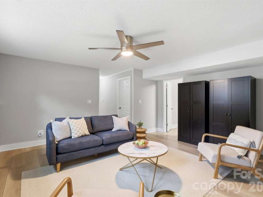 716 Regency Drive, Charlotte, NC 28211.  MLS# CAR4396027, YatesRealty ID 33307. 