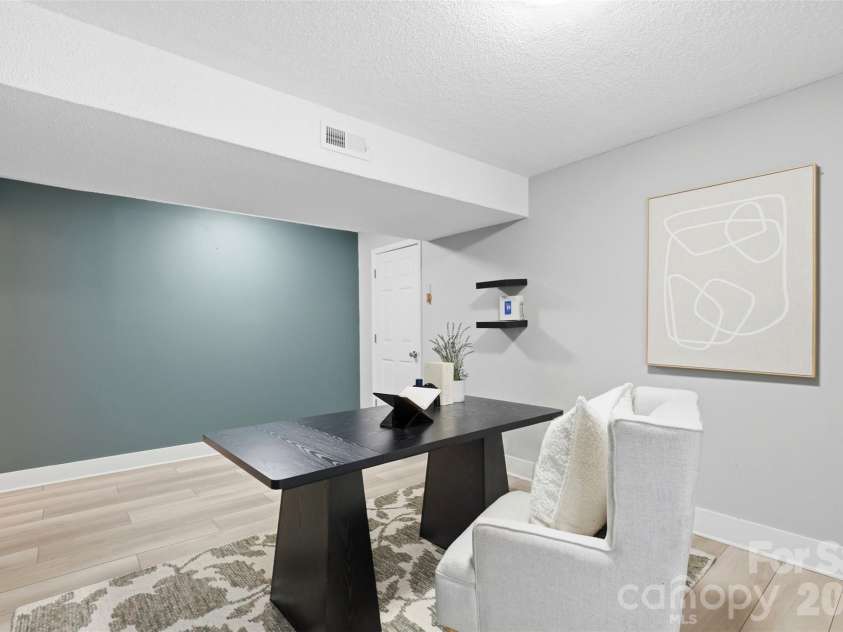 716 Regency Drive, Charlotte, NC 28211.  MLS# CAR4396027, YatesRealty ID 33307. 
