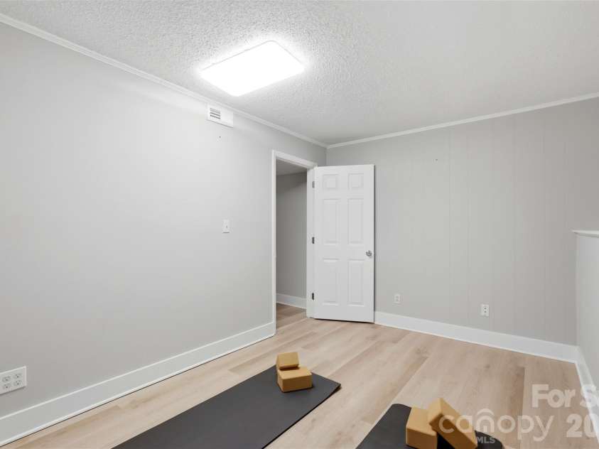 716 Regency Drive, Charlotte, NC 28211.  MLS# CAR4396027, YatesRealty ID 33307. 