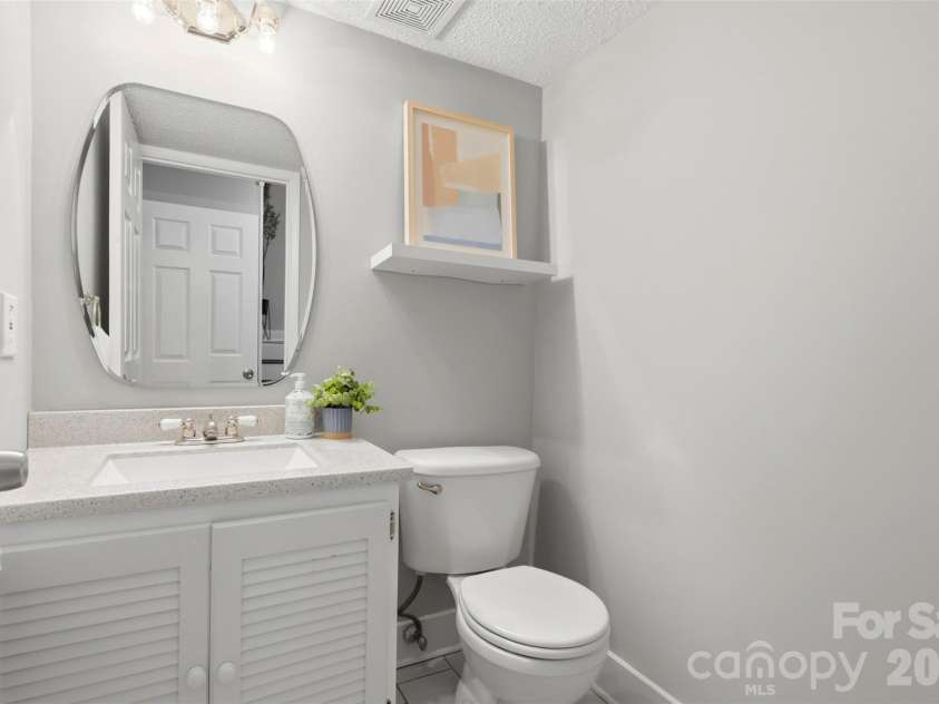716 Regency Drive, Charlotte, NC 28211.  MLS# CAR4396027, YatesRealty ID 33307. 