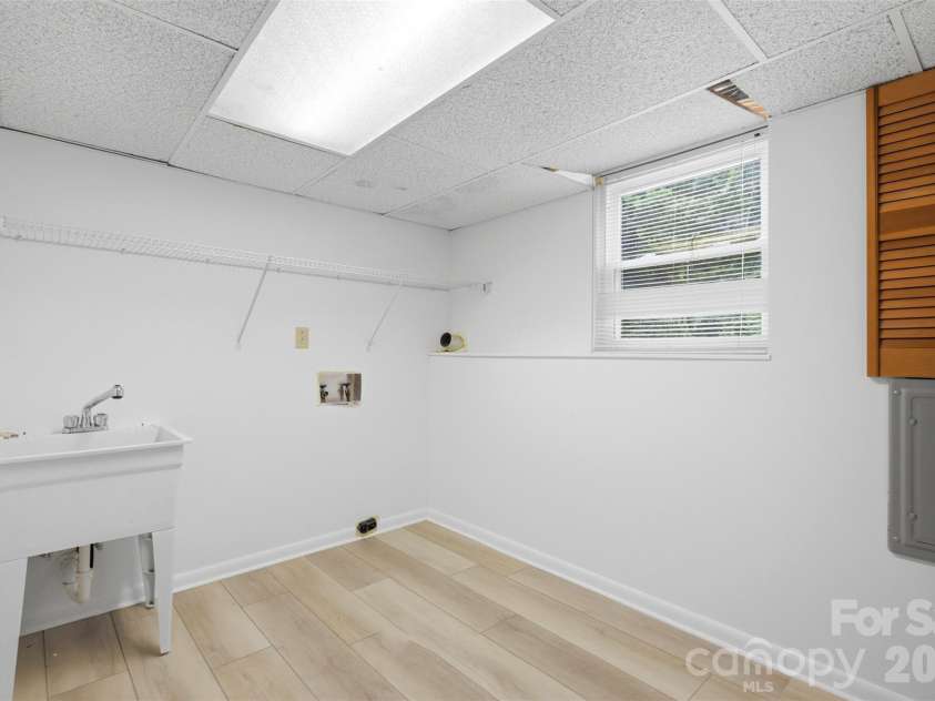 716 Regency Drive, Charlotte, NC 28211.  MLS# CAR4396027, YatesRealty ID 33307. 