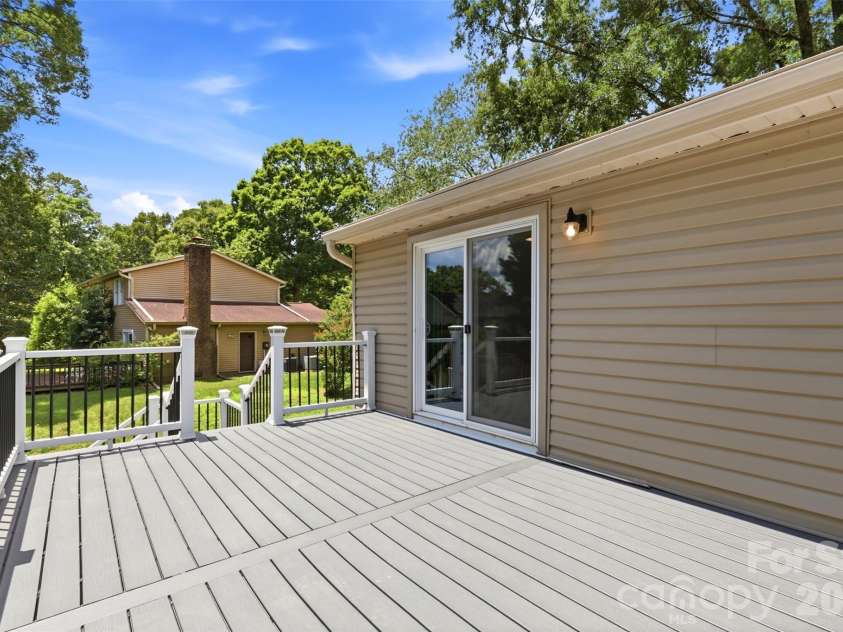 716 Regency Drive, Charlotte, NC 28211.  MLS# CAR4396027, YatesRealty ID 33307. 