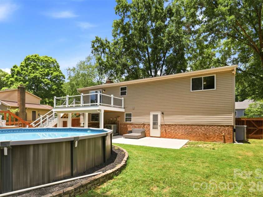 716 Regency Drive, Charlotte, NC 28211.  MLS# CAR4396027, YatesRealty ID 33307. 