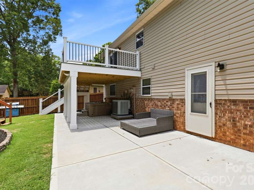 716 Regency Drive, Charlotte, NC 28211.  MLS# CAR4396027, YatesRealty ID 33307. 