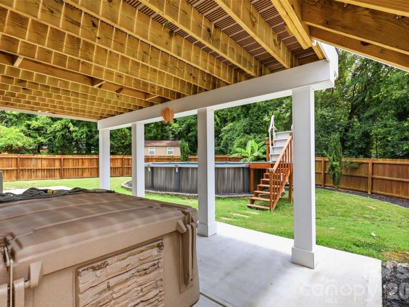 716 Regency Drive, Charlotte, NC 28211.  MLS# CAR4396027, YatesRealty ID 33307. 