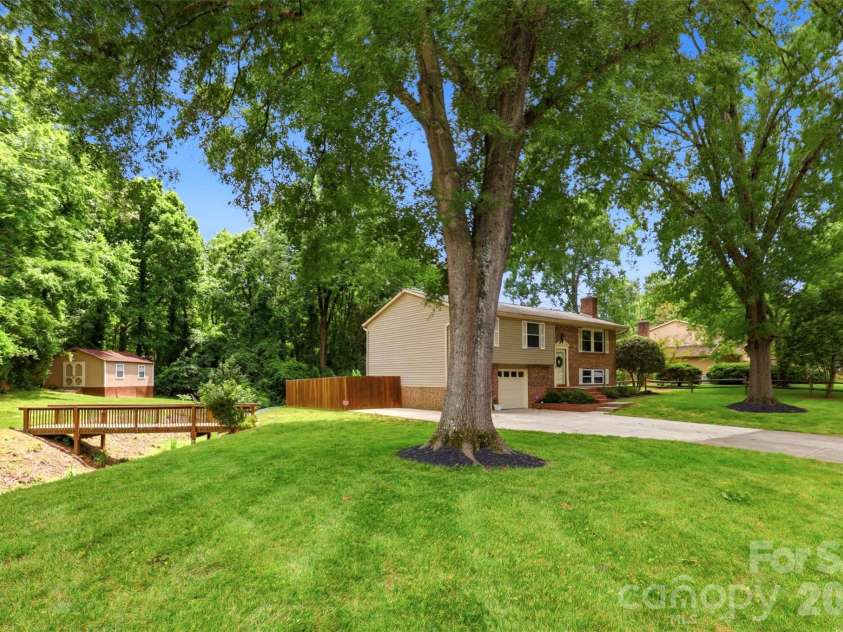 716 Regency Drive, Charlotte, NC 28211.  MLS# CAR4396027, YatesRealty ID 33307. 