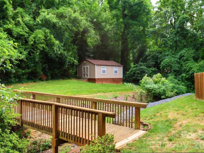 716 Regency Drive, Charlotte, NC 28211.  MLS# CAR4396027, YatesRealty ID 33307. 