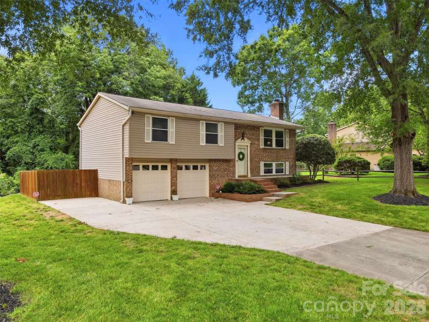 716 Regency Drive, Charlotte, NC 28211.  MLS# CAR4396027, YatesRealty ID 33307. 